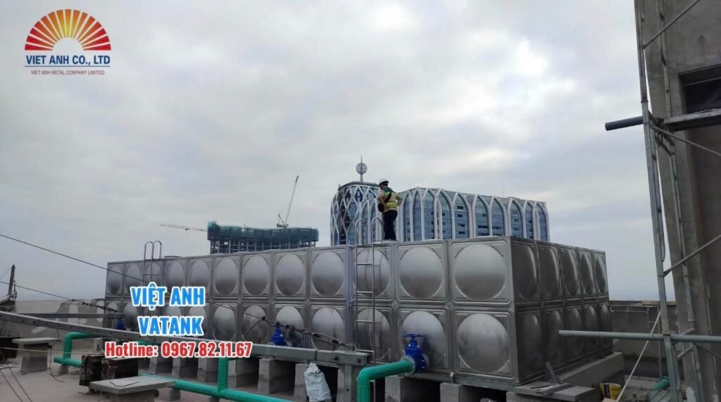 Kỹ sư Việt Anh Vatank kiểm tra kỹ thuật khi bàn giao bồn Inox 410m3.